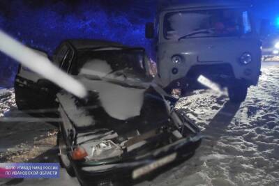 В Ивановской области водитель иномарки столкнулся со стоящим автомобилем и сбил пешехода