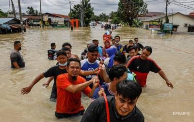 Малайзию затопили масштабные наводнения