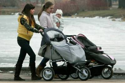 Депутаты предложили выплачивать семьям с детьми ежемесячно по 10 тысяч рублей