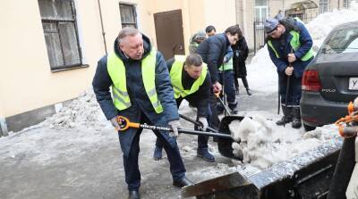 Чем занята команда Беглова, пока Петербург засыпает рекордными снегопадами