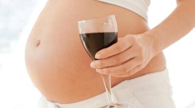 Каждая вторая беременная женщина употребляет алкоголь