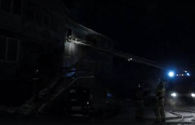 В Салехарде тушат пожар в жилом доме и эвакуируют жильцов с детьми в минус 50 градусов