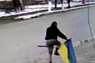 На Днепропетровщине мужчина надругался над флагом Украины, его задержали