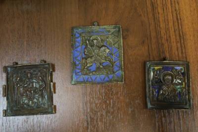 Полиция вернула псковской пенсионерке похищенные древние иконы