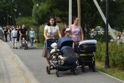 Семьям с детьми предлагают ввести ежемесячную выплату в 10 тысяч рублей