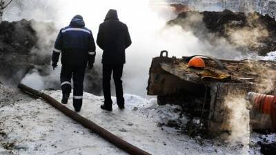 В вырытую коммунальщиками яму с кипятком провалился автомобиль в Курске