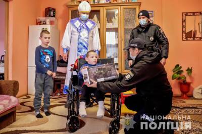 Хотел инвалидную коляску для брата: маленький мальчик попросил полицейских найти святого Николая