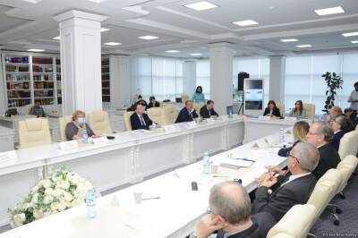 В Баку состоялся международный круглый стол, посвященный российско-азербайджанским отношениям (ФОТО)