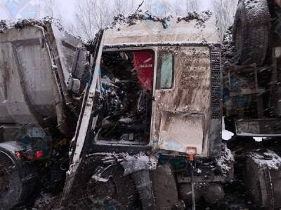 Фото: грузовики столкнулись в Кировском районе – из кабины вырезали водителя