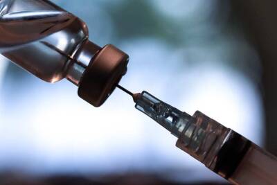Доктор Мясников рассказал гражданам РФ, можно ли мочить место прививки
