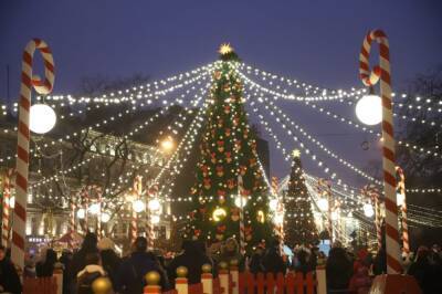 Петербуржцы мерзнут в очередях на бесплатные аттракционы рождественской ярмарки