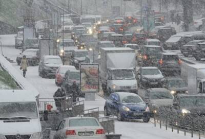 На Киев обрушился снегопад, город утопает в пробках: где ситуация обстоит хуже всего