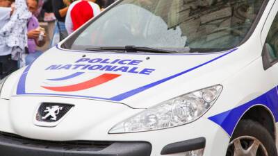 Вооруженный мужчина взял в заложники двух женщин в Париже