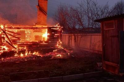 Из пожара в пятиэтажке в Казани спасли двух человек