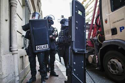 На востоке Парижа захватили заложников