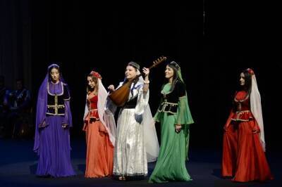 Азербайджанские ашуги в образах Лейли и Меджнуна (ФОТО)