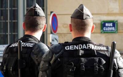 В Париже вооруженный мужчина захватил заложников