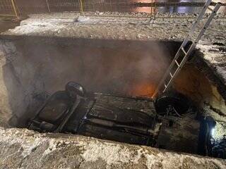 Машина в российском городе провалилась в вырытую коммунальщиками яму