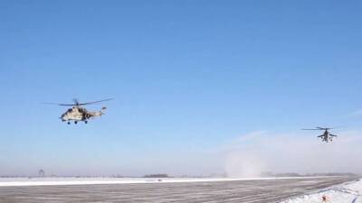 Вертолеты Ми-24 отработали авиаразведку над незнакомой местностью в Свердловской области