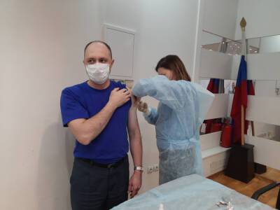 Минздрав России включил прививку от коронавируса в национальный календарь