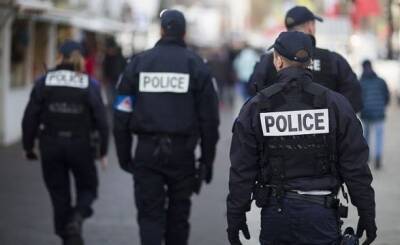 В Париже вооруженный 50-летний мужчина взял в заложники двух женщин: требует встречи с министром