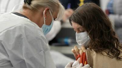 Минздрав России включил вакцинацию подростков от COVID-19 в нацкалендарь прививок