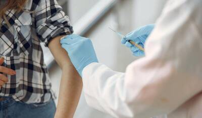 Минздрав внес вакцинацию от ковида подростков в календарь прививок