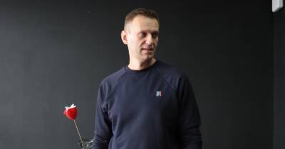 "У нас прям настоящее ПТУ": Навальный в российской колонии учится на швею
