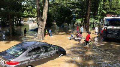 По меньшей мере 8 человек погибли в результате наводнения в Малайзии из-за неудачных попыток спасения