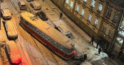 В Киеве из-за снегопада сошедший с рельсов трамвай протаранил авто (фото)