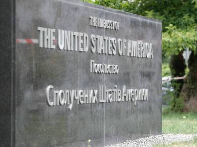 Госдепартамент США рекомендовал американцам не ездить в Украину. Среди причин – РФ и COVID-19 – посольство