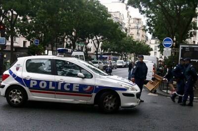 В Париже вооружённый мужчина освободил одну из заложниц