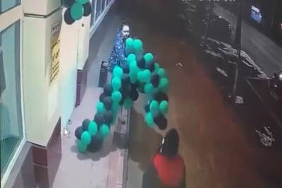Полнолуние оно такое: Жительница Воронежа среди ночи в трусах экспроприировала шарики у магазина одежды