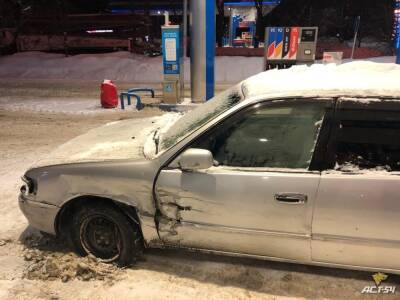 В Новосибирске водитель бросил Toyota на заправке после ДТП