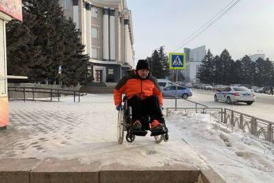 В Улан-Удэ общественники прокатились на инвалидной коляске на улицам