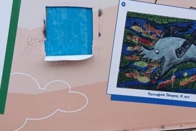 Вандалы порезали баннеры с детскими рисунками у Читинского зоопарка