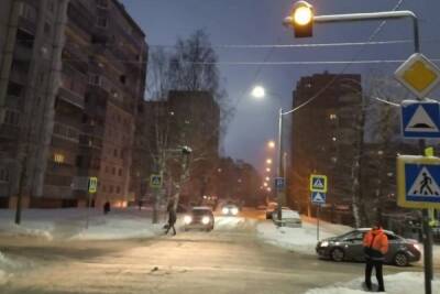 Возле двух школ Архангельска поставили новые одноглазые светофоры