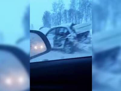 Автомобиль губернатора Кузбасса столкнулся с грузовиком на трассе