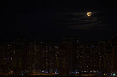 Фотограф запечатлел красавицу луну в небе над Санкт-Петербургом