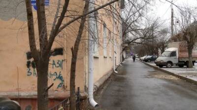 На тротуаре на Циолковского стала проваливаться горловина колодца