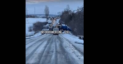 Масштабное ДТП. Под Ровно в аварии пострадало 8 автомобилей (видео)