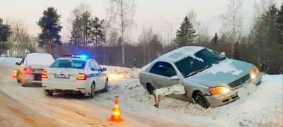 В Петрозаводске LADA в резалась в Mercedes, пострадала молодая пассажирка «немца» (ФОТО)