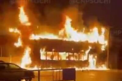 Ночью в Адлерском районе Сочи сгорела шиномонтажная мастерская