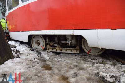 В Донецке сошедший с рельсов трамвай заблокировал движение