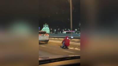 Воронежец прокатился на привязанном к авто снегокате: появилось видео