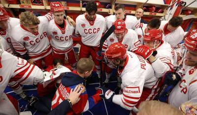 «Труп не играет в хоккей!» Сеть оценила игру сборной России, надевшей советскую форму