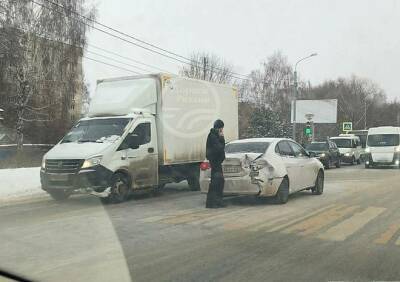 Михайловское шоссе встало в пробку из-за столкновения «Газели» и легковушки
