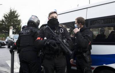 В Париже задержали мужчину, захватившего двух женщин в заложники