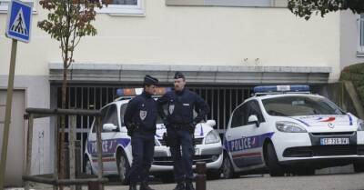 В Париже мужчина захватил в магазине заложников и потребовал встречи с министром