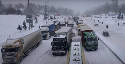 Рейсовый автобус с украинцами застрял в снежной ловушке: кадры ЧП